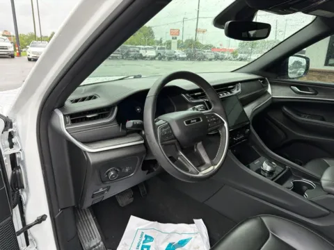 More photos of 2024 Jeep Grand Cherokee Limited at Jerry Hunt Supercenter - Lexington, NC