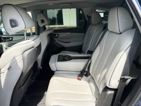 More photos of 2022 Acura MDX Advance at Jerry Hunt Supercenter - Lexington, NC