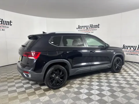 More photos of 2022 Volkswagen Taos 1.5T SE at Jerry Hunt Supercenter - Lexington, NC