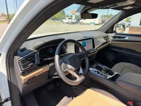 More photos of 2025 Volkswagen Atlas Cross Sport 2.0T SE w/Technology at Jerry Hunt Supercenter - Lexington, NC