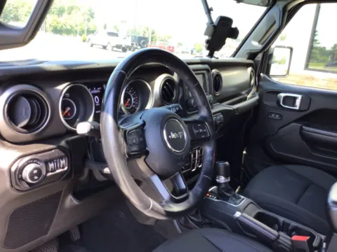 More photos of 2020 Jeep Gladiator Sport at Jerry Hunt Supercenter - Lexington, NC