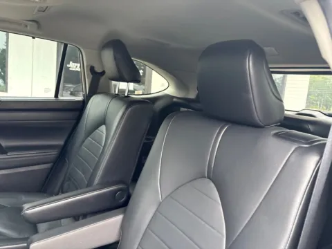 More photos of 2021 Toyota Highlander XLE at Jerry Hunt Supercenter - Lexington, NC