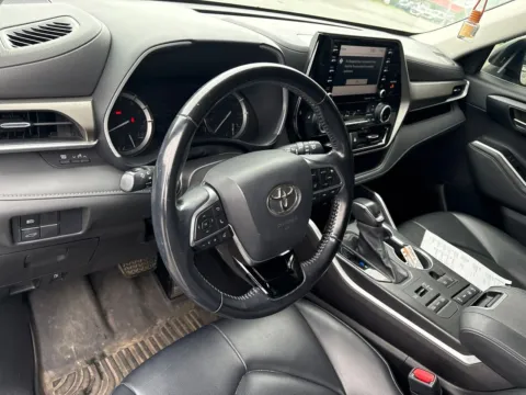 More photos of 2021 Toyota Highlander XLE at Jerry Hunt Supercenter - Lexington, NC