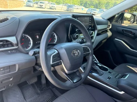 More photos of 2022 Toyota Highlander L at Jerry Hunt Supercenter - Lexington, NC