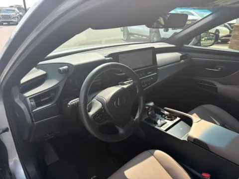 More photos of 2023 Lexus ES 350 at Jerry Hunt Supercenter - Lexington, NC
