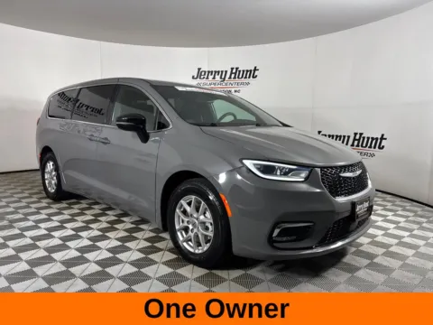 More photos of 2025 Chrysler Pacifica Select at Jerry Hunt Supercenter - Lexington, NC
