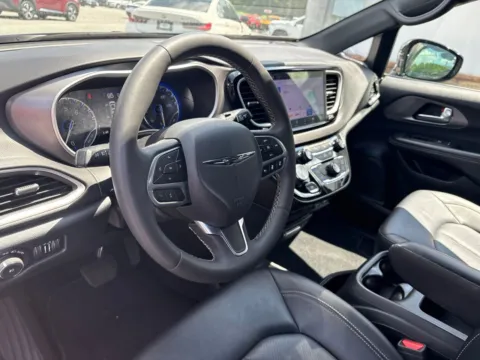More photos of 2025 Chrysler Pacifica Select at Jerry Hunt Supercenter - Lexington, NC