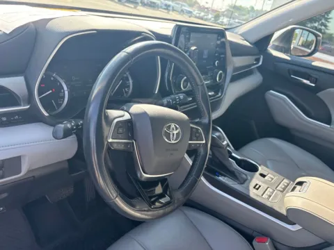 More photos of 2021 Toyota Highlander XLE at Jerry Hunt Supercenter - Lexington, NC