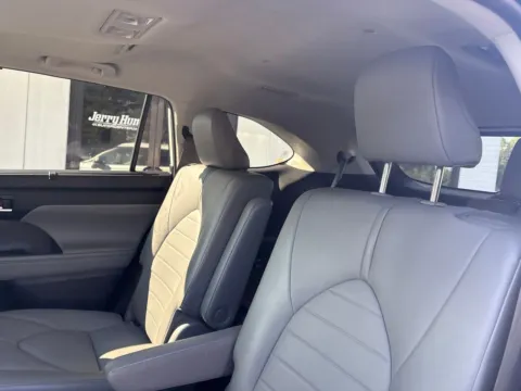 More photos of 2021 Toyota Highlander XLE at Jerry Hunt Supercenter - Lexington, NC