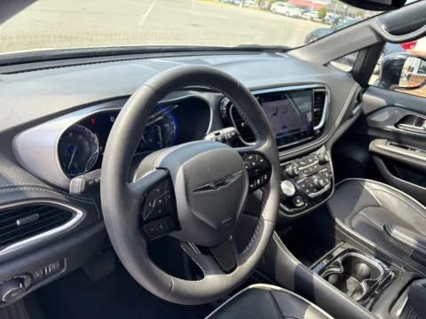 More photos of 2025 Chrysler Pacifica Limited at Jerry Hunt Supercenter - Lexington, NC