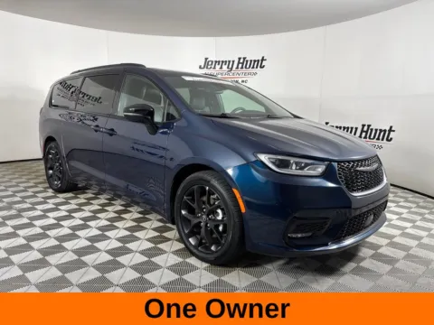 More photos of 2025 Chrysler Pacifica Limited at Jerry Hunt Supercenter - Lexington, NC