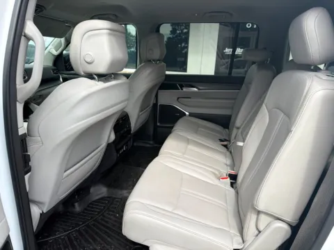 More photos of 2024 Jeep Wagoneer L Series II at Jerry Hunt Supercenter - Lexington, NC