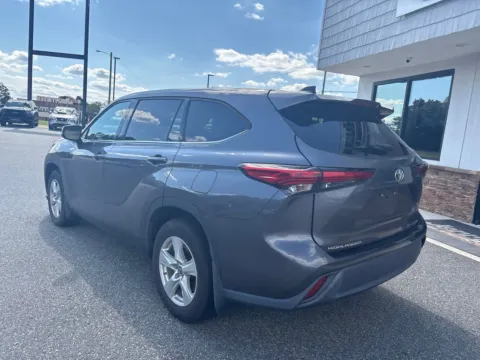 More photos of 2022 Toyota Highlander LE at Jerry Hunt Supercenter - Lexington, NC