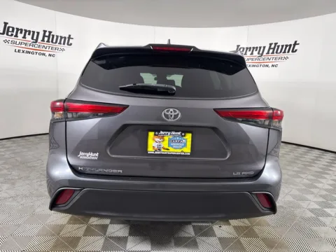 More photos of 2022 Toyota Highlander LE at Jerry Hunt Supercenter - Lexington, NC
