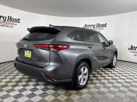 More photos of 2022 Toyota Highlander LE at Jerry Hunt Supercenter - Lexington, NC