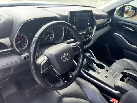 More photos of 2021 Toyota Highlander XLE at Jerry Hunt Supercenter - Lexington, NC