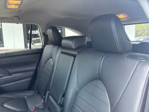 More photos of 2021 Toyota Highlander XLE at Jerry Hunt Supercenter - Lexington, NC