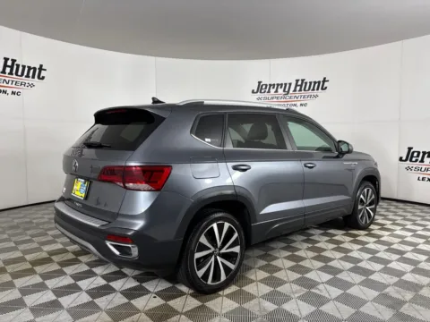 More photos of 2022 Volkswagen Taos 1.5T SE at Jerry Hunt Supercenter - Lexington, NC