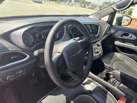 More photos of 2025 Chrysler Pacifica Limited at Jerry Hunt Supercenter - Lexington, NC