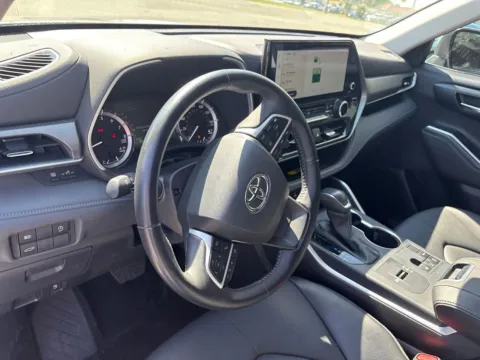 More photos of 2025 Toyota Highlander XLE at Jerry Hunt Supercenter - Lexington, NC