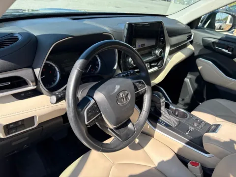 More photos of 2024 Toyota Highlander XLE at Jerry Hunt Supercenter - Lexington, NC