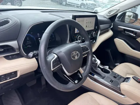 More photos of 2023 Toyota Highlander Hybrid Limited at Jerry Hunt Supercenter - Lexington, NC