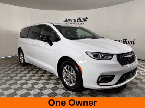 More photos of 2025 Chrysler Pacifica Select at Jerry Hunt Supercenter - Lexington, NC