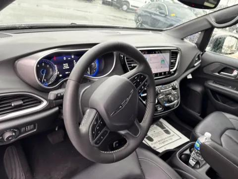 More photos of 2025 Chrysler Pacifica Select at Jerry Hunt Supercenter - Lexington, NC