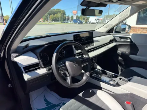 More photos of 2025 Mitsubishi Outlander SE at Jerry Hunt Supercenter - Lexington, NC