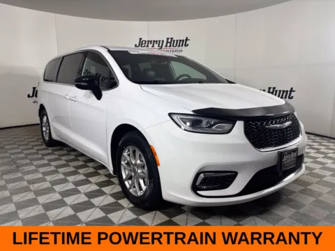 More photos of 2025 Chrysler Pacifica Select at Jerry Hunt Supercenter - Lexington, NC