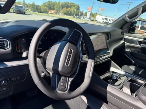More photos of 2025 Jeep Wagoneer Series III at Jerry Hunt Supercenter - Lexington, NC