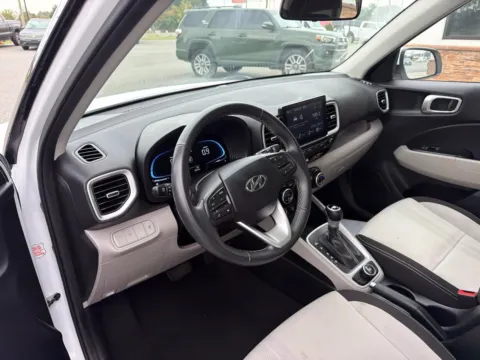 More photos of 2025 Hyundai Venue SEL at Jerry Hunt Supercenter - Lexington, NC