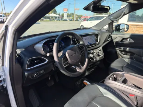 More photos of 2025 Chrysler Pacifica Select at Jerry Hunt Supercenter - Lexington, NC