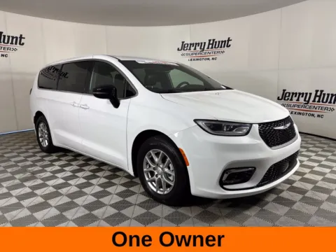 More photos of 2025 Chrysler Pacifica Select at Jerry Hunt Supercenter - Lexington, NC