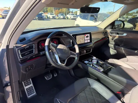 More photos of 2025 Volkswagen Atlas 2.0T SEL Premium R-Line at Jerry Hunt Supercenter - Lexington, NC