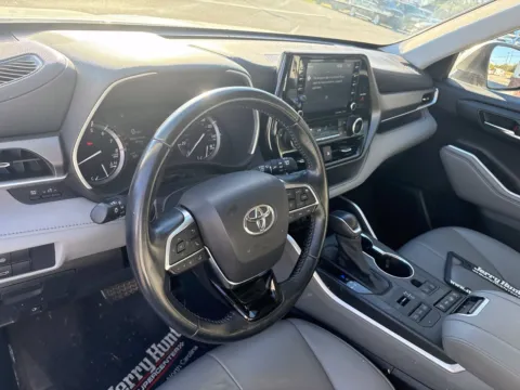 More photos of 2021 Toyota Highlander XLE at Jerry Hunt Supercenter - Lexington, NC