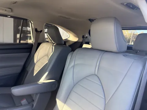 More photos of 2021 Toyota Highlander XLE at Jerry Hunt Supercenter - Lexington, NC