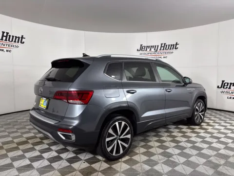 More photos of 2022 Volkswagen Taos 1.5T SE at Jerry Hunt Supercenter - Lexington, NC