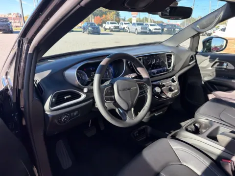 More photos of 2026 Chrysler Pacifica Select at Jerry Hunt Supercenter - Lexington, NC