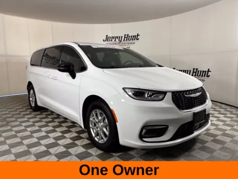 More photos of 2025 Chrysler Pacifica Select at Jerry Hunt Supercenter - Lexington, NC