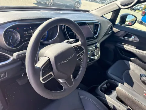 More photos of 2025 Chrysler Pacifica Select at Jerry Hunt Supercenter - Lexington, NC