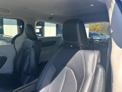 More photos of 2024 Chrysler Pacifica Hybrid Select at Jerry Hunt Supercenter - Lexington, NC