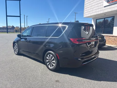 More photos of 2024 Chrysler Pacifica Hybrid Select at Jerry Hunt Supercenter - Lexington, NC