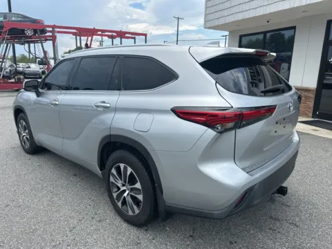 More photos of 2022 Toyota Highlander Hybrid XLE at Jerry Hunt Supercenter - Lexington, NC