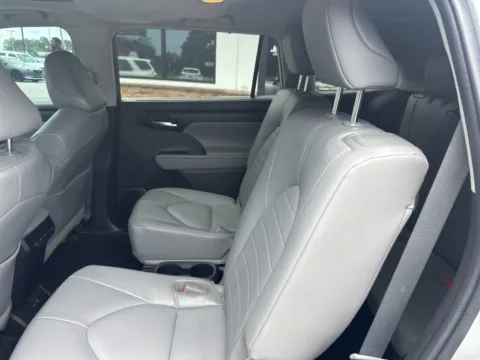 More photos of 2022 Toyota Highlander Hybrid XLE at Jerry Hunt Supercenter - Lexington, NC