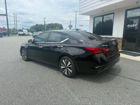 More photos of 2022 Nissan Altima 2.5 SV at Jerry Hunt Supercenter - Lexington, NC