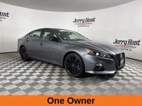 More photos of 2022 Nissan Altima 2.5 SR at Jerry Hunt Supercenter - Lexington, NC