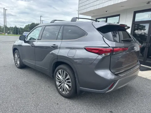 More photos of 2022 Toyota Highlander Hybrid Platinum at Jerry Hunt Supercenter - Lexington, NC