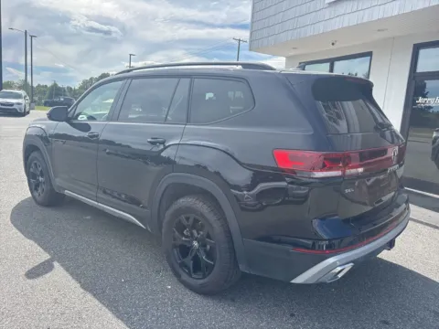 More photos of 2024 Volkswagen Atlas 2.0T Peak Edition SEL at Jerry Hunt Supercenter - Lexington, NC
