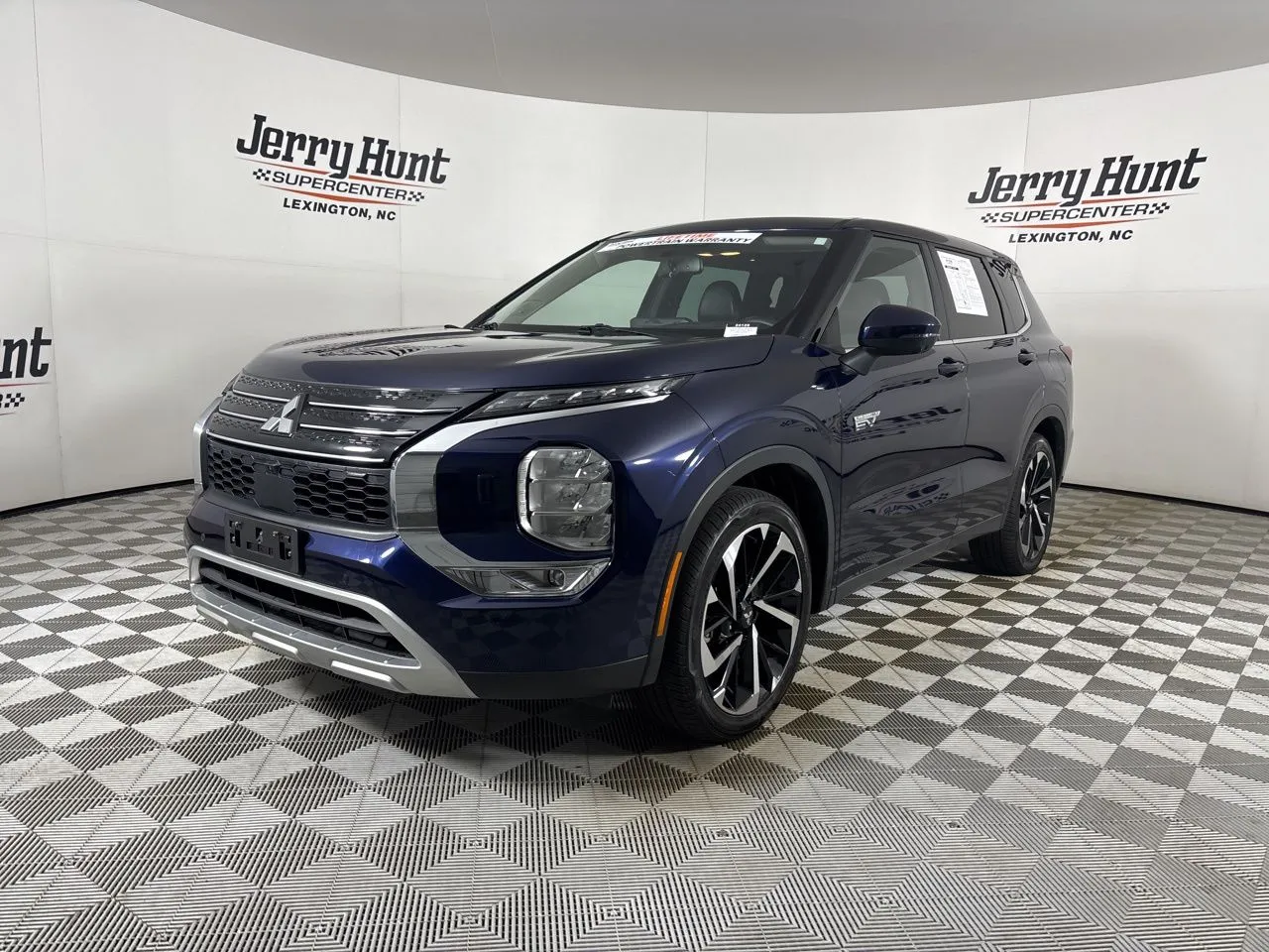 2023 Mitsubishi Outlander Plug-In Hybrid SE's photo